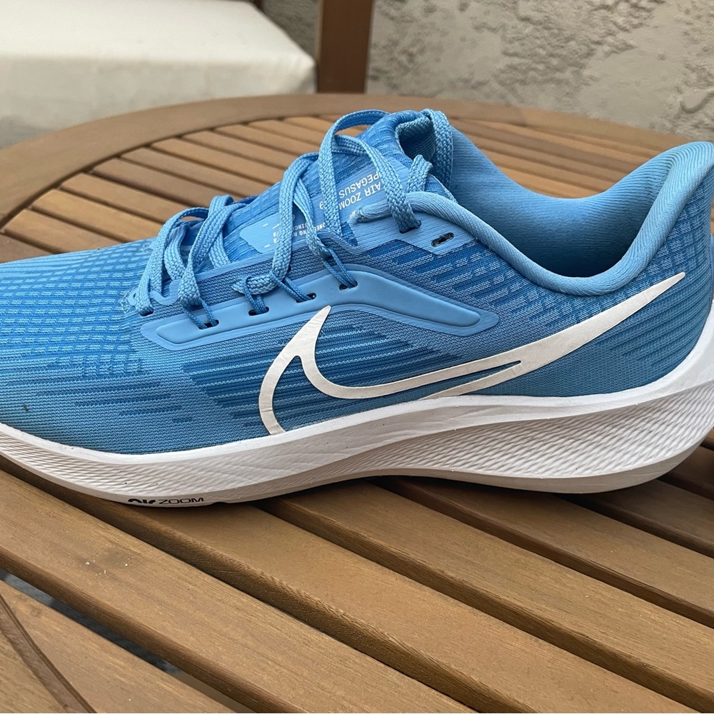 Nike Air Zoom Pegasus 39 size 10 never worn outside!